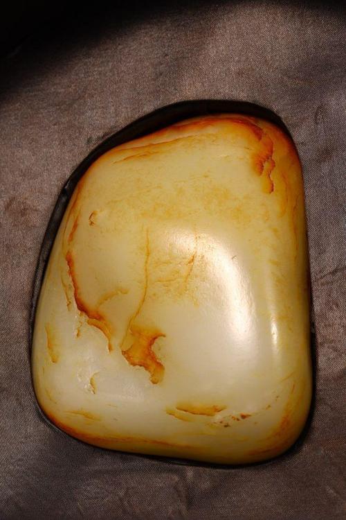 清乾隆:【新疆和田玉籽料原石摆件】 规格:长8cm宽5cm高15cm 重量