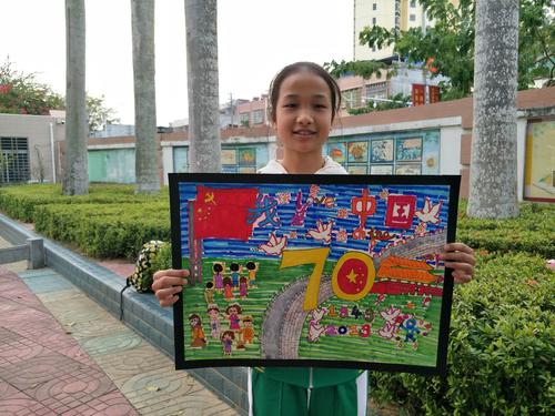 2019年郑爱君老师指导同学们创作的《我爱祖国我爱绘画》的绘画作品