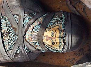 身披精美珠衣 埃及惊现迄今最完美木乃伊(图)