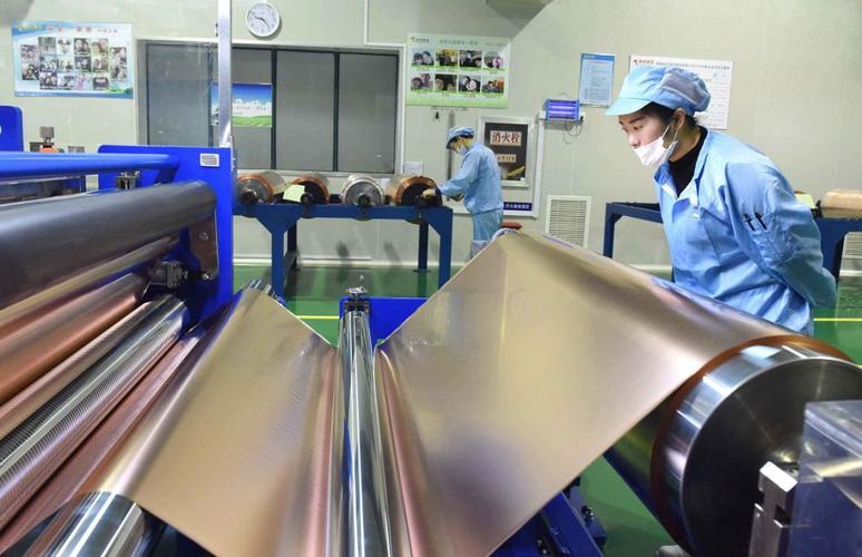 11月30日,在铜陵有色铜冠铜箔公司铜陵生产基地内,工人在生产锂电铜箔