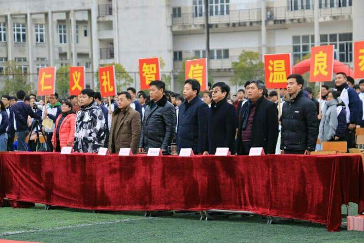 出席成人仪式的领导有:鹰潭一中校长黄福康,党委书记孙秋生,党委副