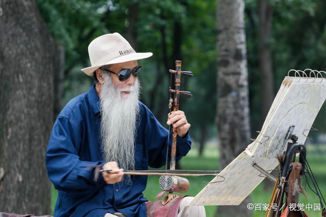 重庆街头残疾人拉二胡卖艺遭城管驱逐:隔壁宾馆有外国人影响形象