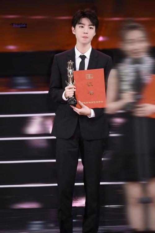 王俊凯帅气西装图照来袭,矜贵儒雅的舞台王子