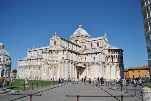 教堂主体的拉丁十字造型.