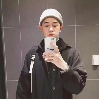 男生头像拿手机自拍帅气的男生高清真实头像自拍图片