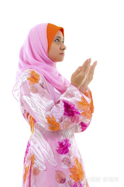 在白色背景上的女性穆斯林祷告