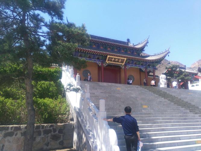 路上几经周折,三个半小时车程后,匆匆在三山脚下的普济寺下了车.