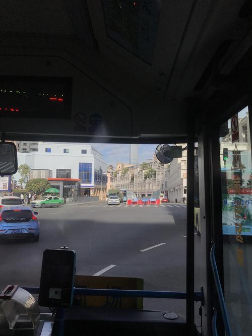 公交车窗外的风景