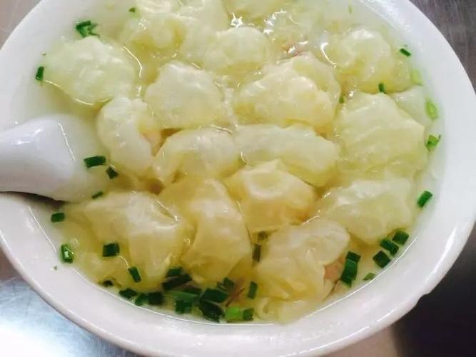 红霞泡泡馄饨是典型江南小河边的一家店,在昆山的小镇正仪.