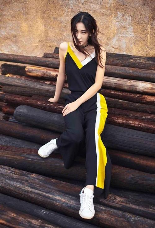 王丽坤太瘦了直筒裤穿成阔腿裤网友能有85斤吗