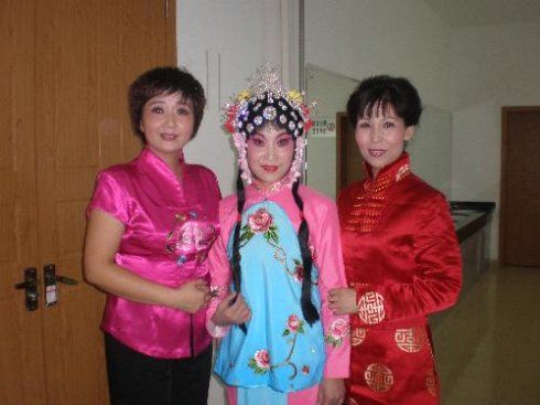 三位十佳左边刘春红中将孔素红右边朱学娟来自洛阳市曲剧团