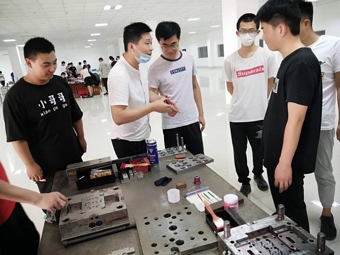 山工机电工程学院开展2018级歌尔匠造专班调研