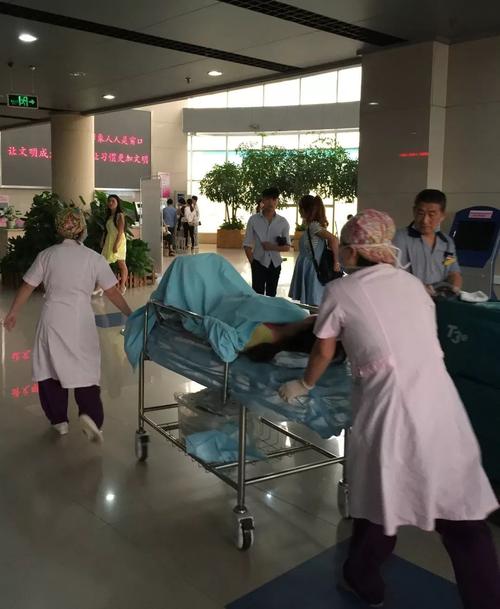 大清早,34周孕妇突然下腹隐痛被家人紧急送至医院_胎盘