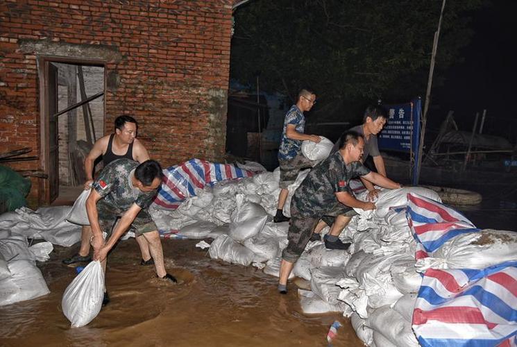 第一波洪峰安全路过佛山,大图直击西江-九江段