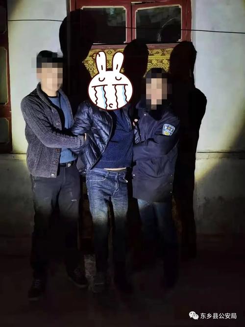 东乡县果园镇辖区的重要线索,立即组织民警30余人开展地毯式搜捕行动