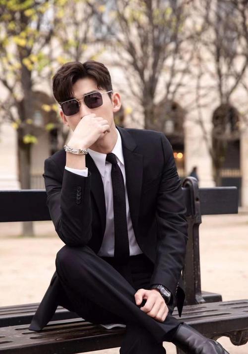 张翰穿黑色西装帅气有度满屏大男孩气场