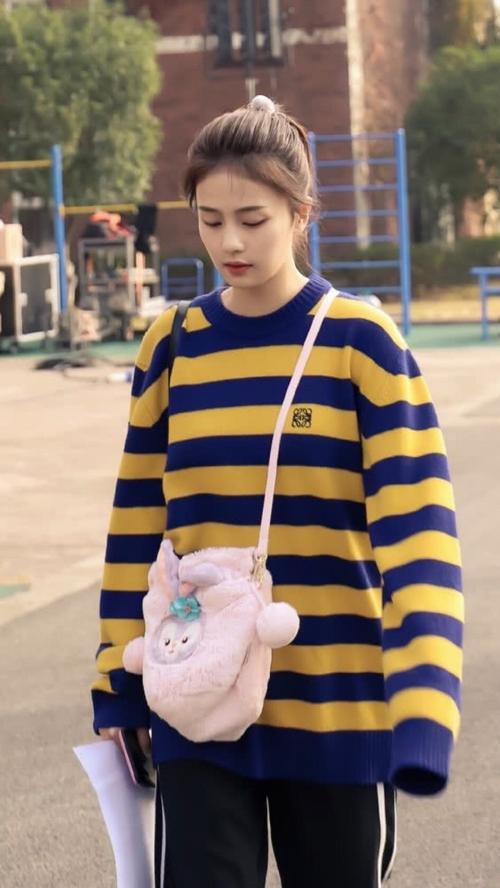 新晋初恋女神白鹿拍照现场黄蓝条纹上衣配校裤兔子包太抢眼
