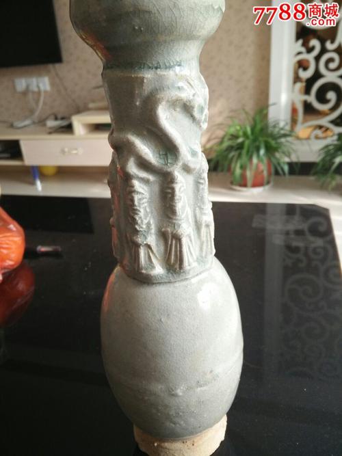 宋代影青蒜头口盘龙人物花瓶