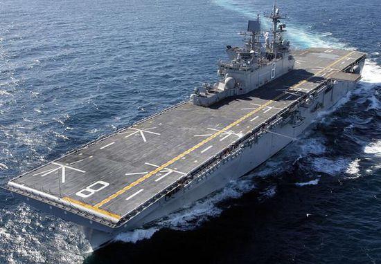 资料图:美海军马金岛号攻击舰,排水量超四万吨.