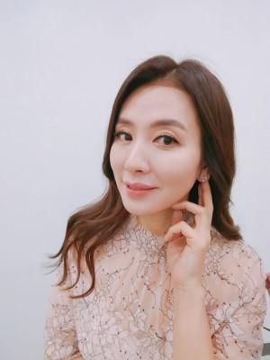 李一花戏外优雅高贵 年轻外貌惊艳众生 请回答1988自毁形象演大妈