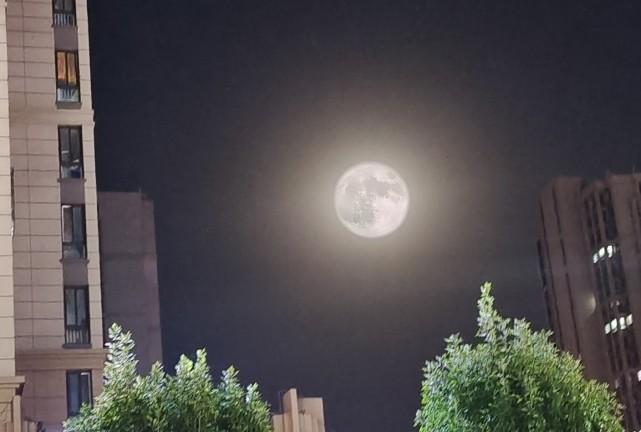 淮水东边的明月,还是去人只数尺的江上月,清风徐来,水波不兴,天边升起