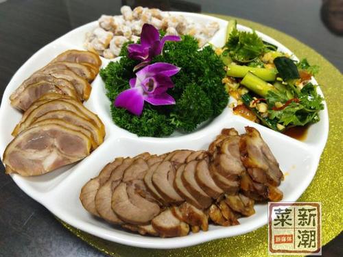在汕头吃大餐,第一道菜就是这种潮汕特色的冷盘,是以潮汕卤制品和小吃