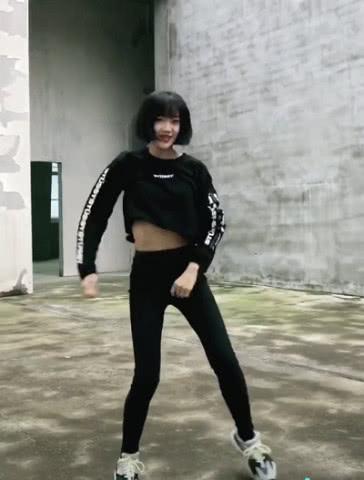 抖音女神"代古拉k"跳舞不慎走光,上身细节亮了,网友