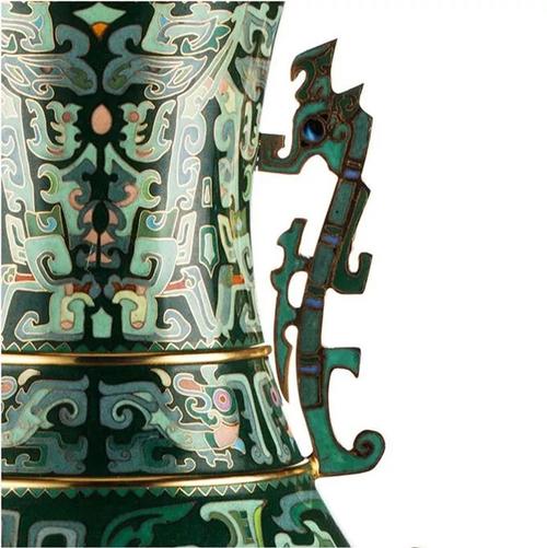 通体饰以青铜风格的"龙凤纹",将青铜器的夔龙夔凤及有关纹样进行再