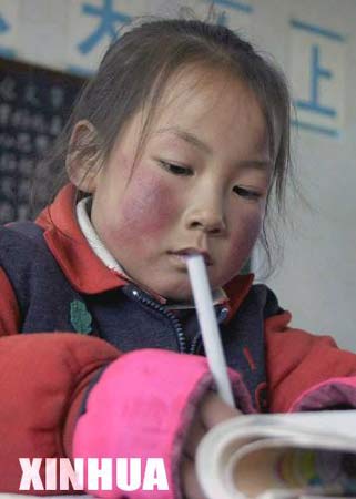 陕西旬邑县山村小学没钱买煤取暖孩子脸蛋被冻