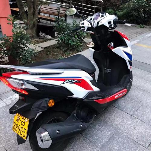 出本田裂行电喷125踏板摩托车