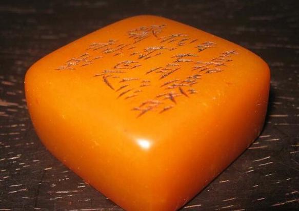 用绿泥石染色造假制成的"田黄",普遍有两