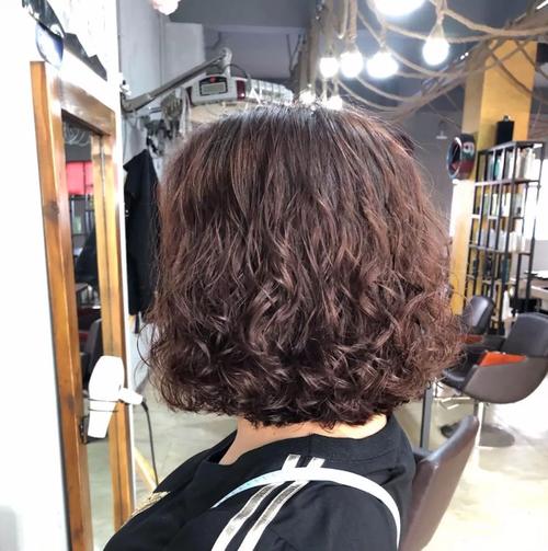 短发烫卷之后会更洋气.