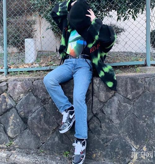 af1权志龙2.0上脚街拍图赏析 pmo x af1 权志龙2.0白色刮开是什么图案