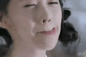 轻松一刻gif:谗嘴的丫头舔舌头