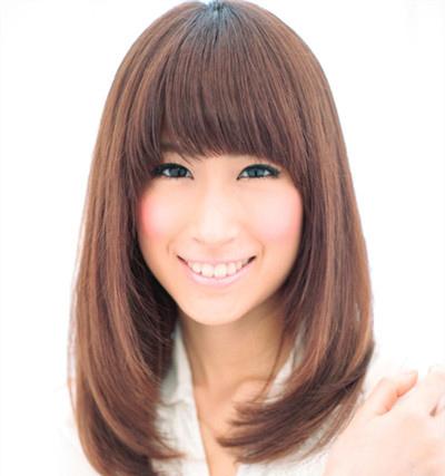 齐刘海,简单的直发处理,发尾微微内扣,也能够很好的突出鹅蛋脸的美感