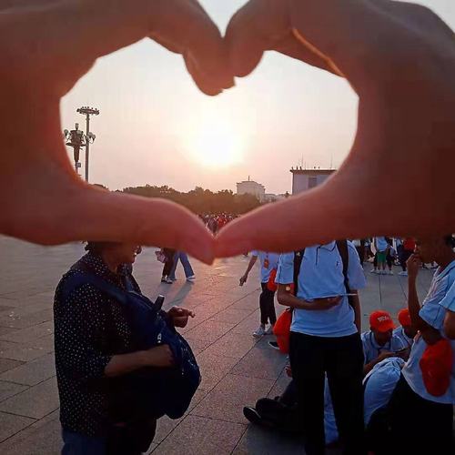 "美好的一天,从向太阳比心开始!