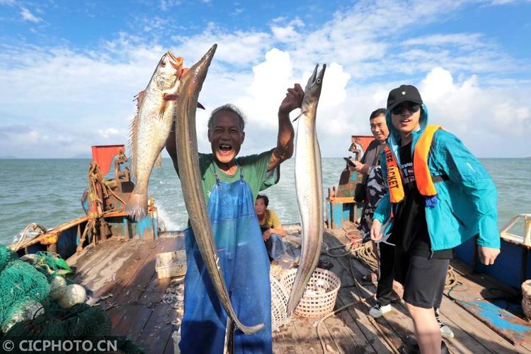 2021年8月2日,在浙江省舟山市岱山县,游客们在船上体验出海捕鱼.