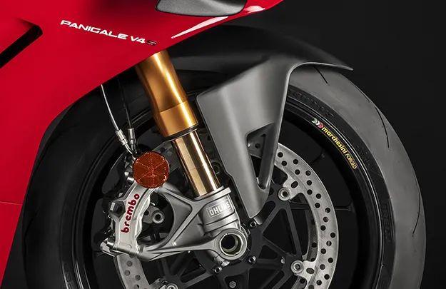 23.8万元起,杜卡迪国内发布新款v4/v4s,带着定风翼合法上路的超跑来了