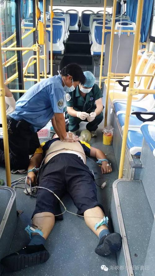 惊魂视频!莆田公交司机行驶途中猝死,车子逆行撞上绿化带,乘客都
