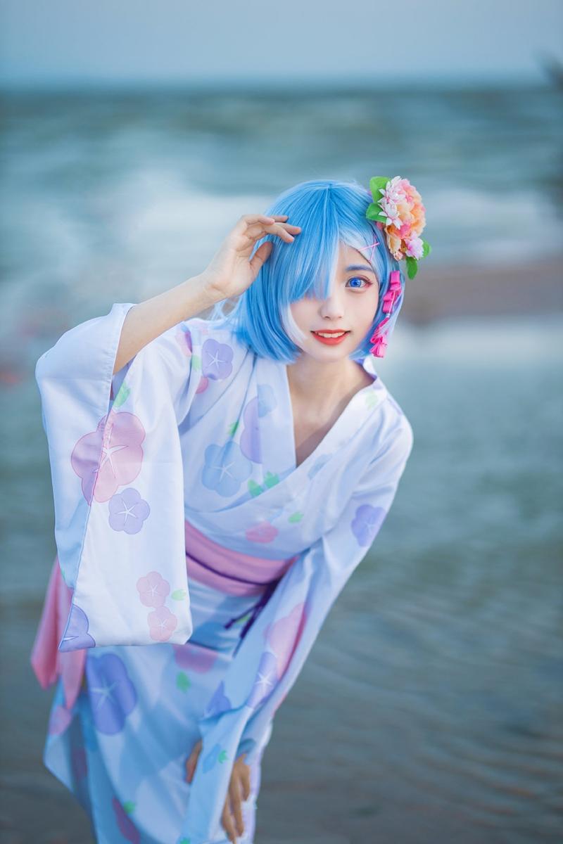 这个蕾姆我爱了,夏日海边加和服,眼神无辜顶不住