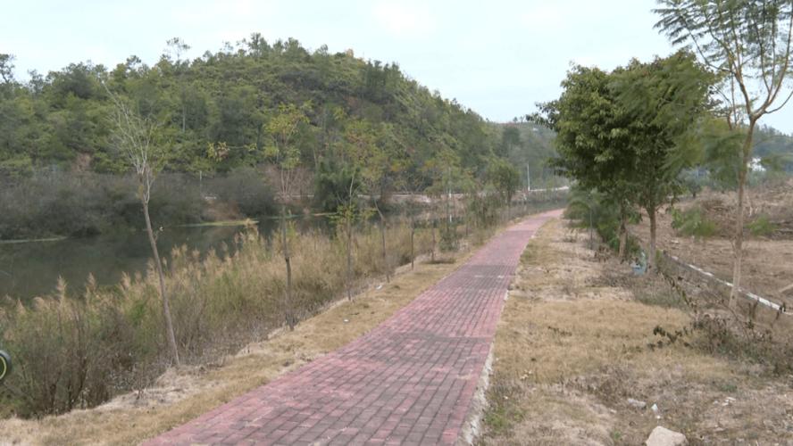 五华县委书记吴晖到华城镇调研梅龙高铁建设及新农村建设工作