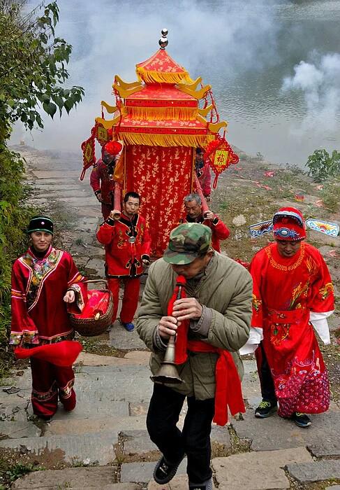 祁门:"徽州迎亲"民俗热闹溶口古码头