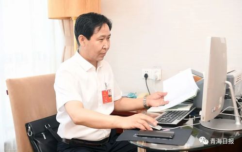 我省全国人大代表孟海通过视频完善发言材料.