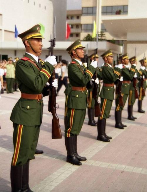 解放军的持枪礼最初也是这样,后来改为现在的这样