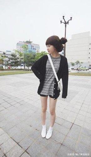 她的全名叫具银恩典,1992年出生于韩国.