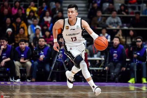 而辽宁男篮13号球员郭艾伦则是她最喜欢的篮球队员.