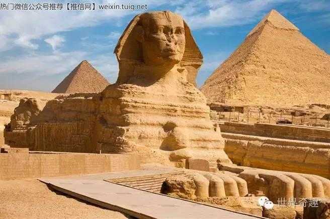 埃及人面狮身像前有一座石碑上面写着