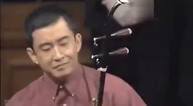 长得美拉一手好二胡 唱歌又那么好听一首《铁血丹心》太美