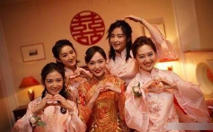 新娘唐嫣与伴娘们合影