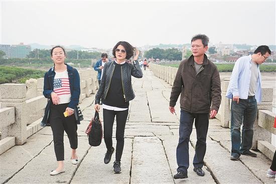全国文坛名家大腕组团到泉州台商投资区洛阳桥采风